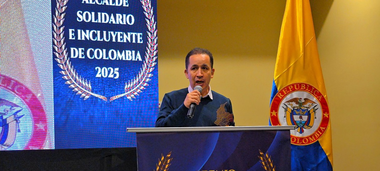 Nilson Javier Barrera Holguín recibe el premio Alcalde Solidario e Incluyente de Colombia 2025