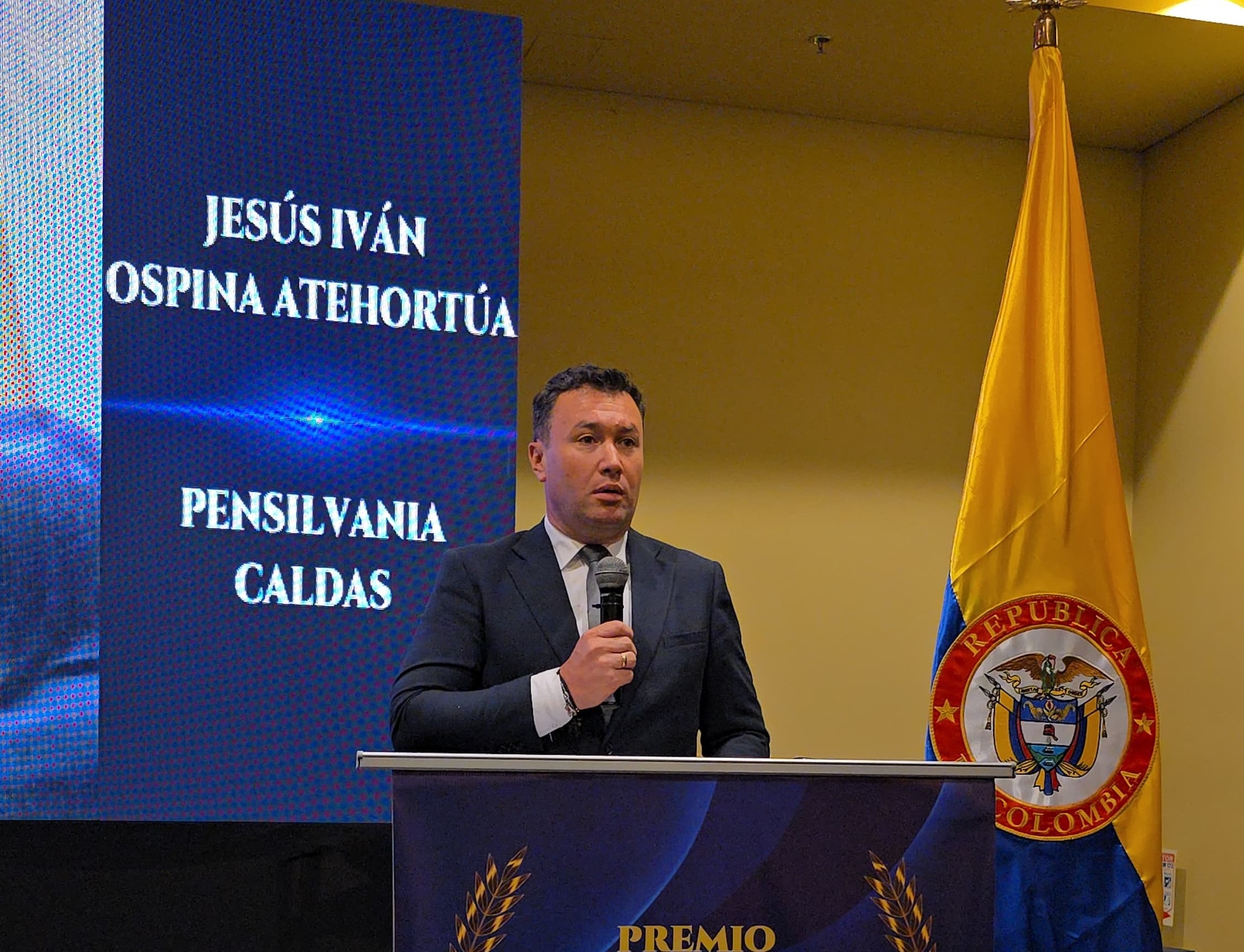 Jesús Iván Ospina Atehortúa recibe el premio «Alcalde Solidario e Incluyente de Colombia 2025»