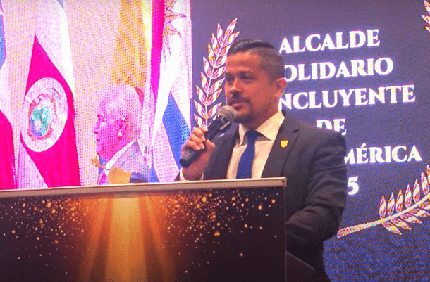 Carlos Eduardo Hidalgo Flores recibe el premio Alcalde Solidario e Incluyente de Latinoamérica 2025