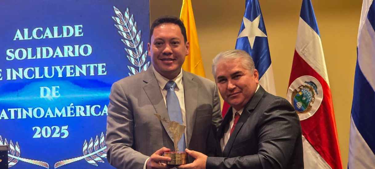 Cristian Eduardo Zamora Matute recibe el premio Alcalde Solidario e Incluyente de Latinoamérica 2025