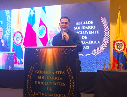Henry Esmildo Flores Cerón recibe el premio Alcalde Solidario e Incluyente de Latinoamérica 2025