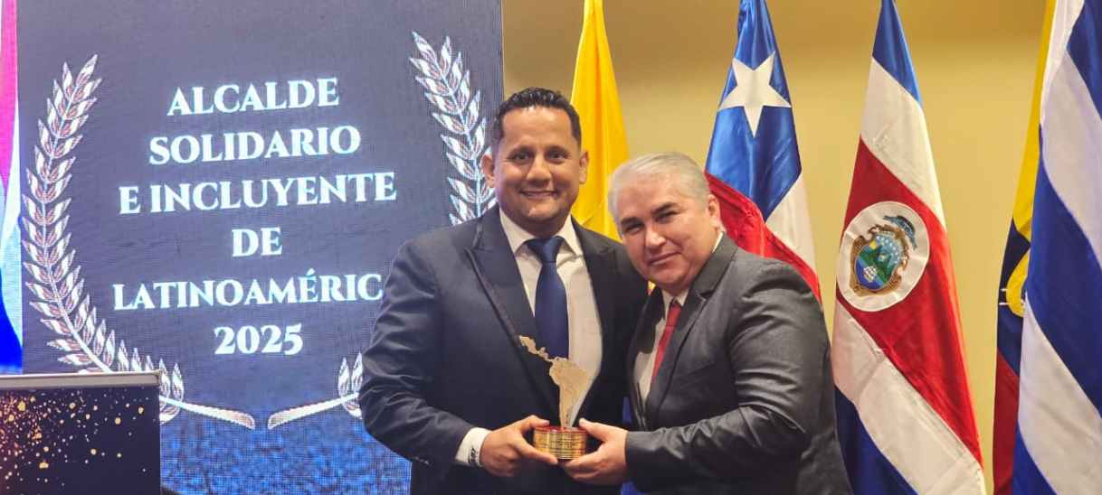 Larry Ronald Vite Cevallos recibe el premio Alcalde Solidario e Incluyente de Latinoamérica 2025