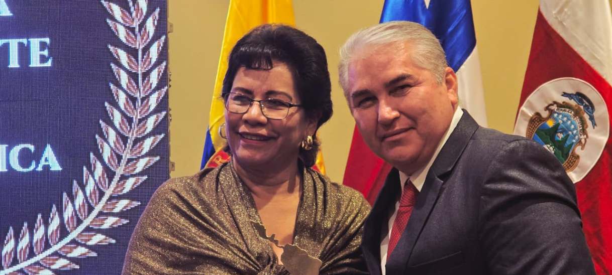 Mayra Leticia López Sosa recibe el premio Gobernadora Solidaria e Incluyente de Latinoamérica 2025