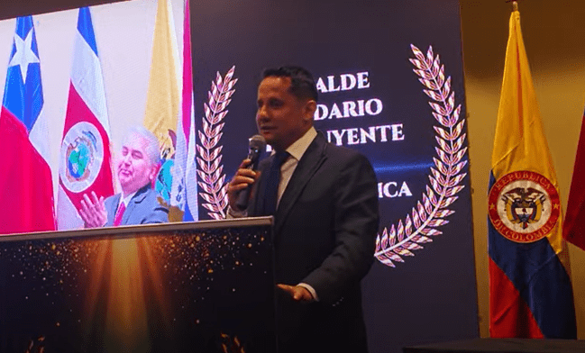 Larry Ronald Vite Cevallos recibe el premio Alcalde Solidario e Incluyente de Latinoamérica 2025