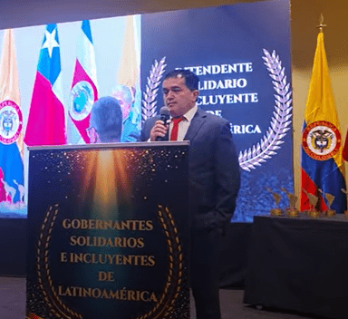 Isaac Aguilar Cuella recibe el premio Intendente Solidario e Incluyente de Latinoamérica 2025