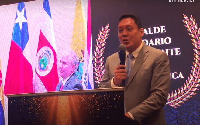 Cristian Eduardo Zamora Matute recibe el premio Alcalde Solidario e Incluyente de Latinoamérica 2025