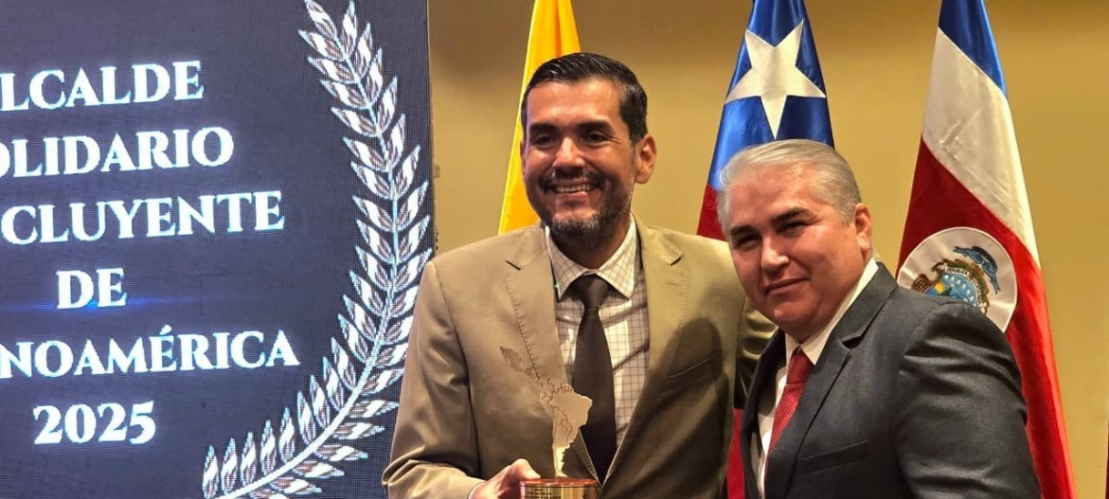 Hipólito Iván Carrera Benites recibe el premio Alcalde Solidario e Incluyente de Latinoamérica 2025