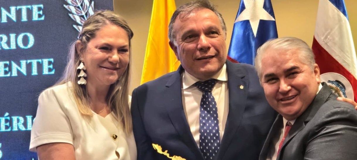 Alejo Alejandro Umpiérrez Cabrera recibe el premio Intendente Solidario e Incluyente de Latinoamérica 2025